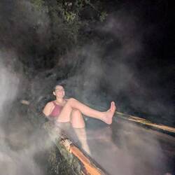 Heisses Nachtbad im ausgehöhlten Baumstamm.