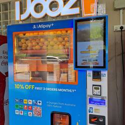 Das ist Franks Lieblingsautomat, hier kann man frisch gepressten O-Saft ziehen 🍊