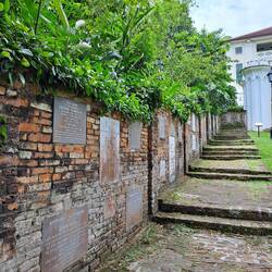 Grabsteine an der ehemaligen Friedhofsmauer