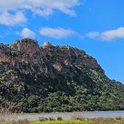 Um diesen Felsen ging der Wanderpfad