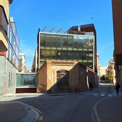 Kombination aus moderner Bebauung und historischen Elementen