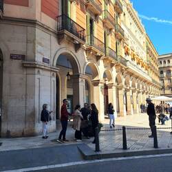 Eine Taschendiebin (heller Mantel) wird von Passanten am Plaça Reial gestellt