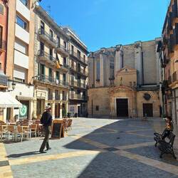 Plaça del Castell mit Blick auf das Portal Nou der Prioreikirche Sant Pere