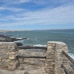 Nur bei Ebbe trockenen Fußes zu erreichen. Ausblick vom Diaz Cross - das Original ist in Berlin