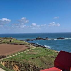 Weit in der Ferne, Pointe du Raz (westl. Zipfel)