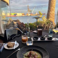 Blick vom Essen auf den abendlichen Hafen