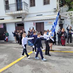 Einzige der Kinder ( in blau und weiss)