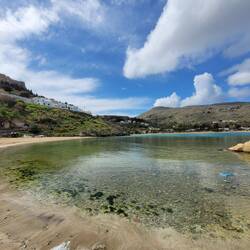 Vom Hafen auf den Strand geschaut