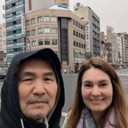 Der Koch überblickt alle/s.