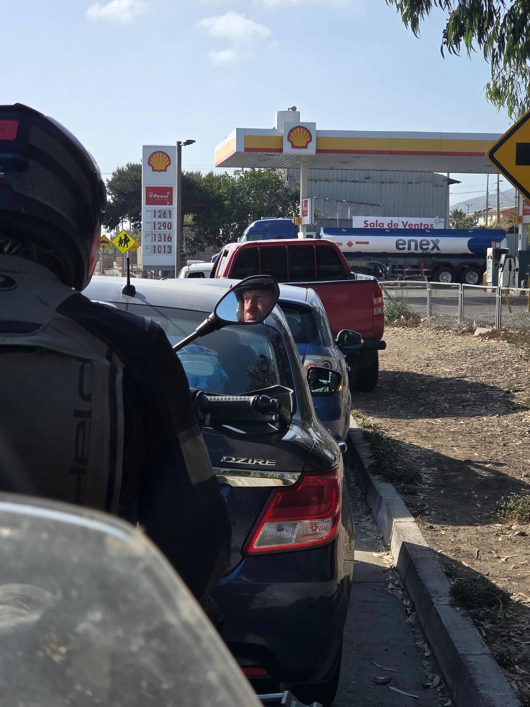 Bevor es losgeht eine halbe Stunde auf Benzinnachschub warten
