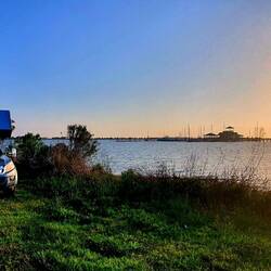 Stellplatz diese Nacht am Wasser