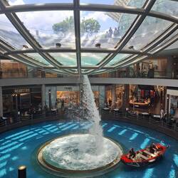 Man kann sogar Boot fahren, also natürlich nicht selbst, sondern fahren lassen