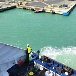 Nun muss die Crew noch die Taue werfen😂