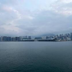 Kai Tak Cruise Terminal, der frühere Flughafen. Wir liegen aber zentraler