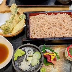 Saisonales Kirschblütenmenü, mit Kirschblütennudeln und Wildgemüse Tempura (Huflattich, Wildspargel