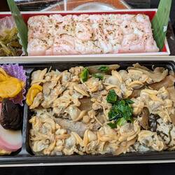 Clam Rice Bentobox, mein Favorit, dahinter sweet Shrimp Rice
