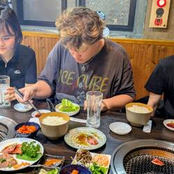 Yakiniku mit Kobe Beef...sehr fettiges, sehr weiches Fleisch, sehr hungrige Kinder