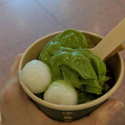 Matchaeis mit Mochi und süßen, roten Bohnen