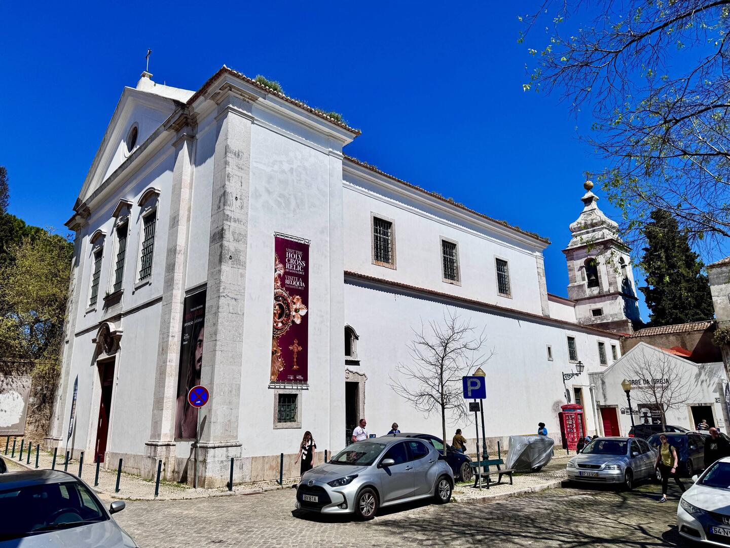 Kirche direkt neben der Burg