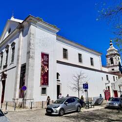 Kirche direkt neben der Burg