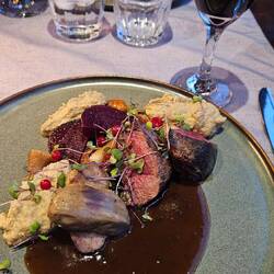 Das erste und einzige Essen in einem Restaurant - dafür lokal mit Rentiere