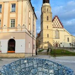 Keramikbänke laden zum gemütlichen Sitzen ein.