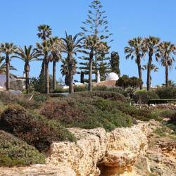 Die Küste ist oft bebaut, aber wenigstens etwas versteckt.