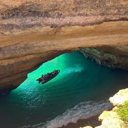 Die Höhle von Benagil... Wir schauen nur kurz von oben rein...