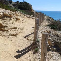 Oft führt der Weg dicht an der Klippe entlang.