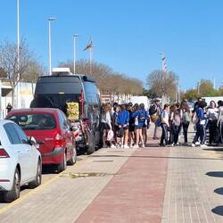 Was wollen die an unserem Camper 🤔? Sie warten auf den Bus 🚌😇.