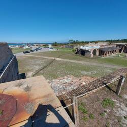 Der Holzzaun zeigt die Mauer die weggeflogen ist.
