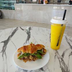 Alles teurer als auf der Scooter Tour durch Vietnam, aber lecker.