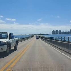 Die Brücke gehört zur langen kostenlosen Anfahrt.
