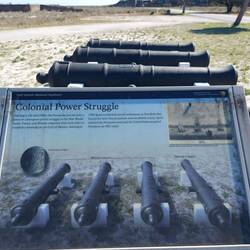 Alte Kanonenrohre, teilweise englischer Herkunft.