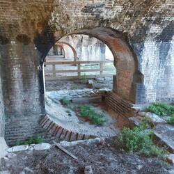 Zur besseren Gewichtsverteilung sind doppelte Bögen gemauert und der Boden unten wurde aufgefüllt.