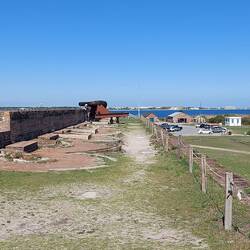 Die Lücke rechts von der Kanone entstand durch eine Explosion in einer Munitionskammer.