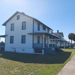 Das sind die Gebäude für die "Legionäre" vom NPS die hier arbeiten aber nicht von hier sind.