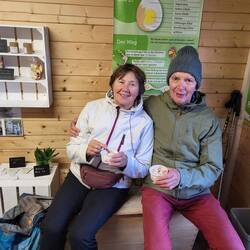 Die Kartoffelkiste muss als Sitzgelegenheit herhalten.