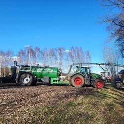 Auf den Feldern wird gearbeitet.