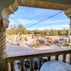 Blick vom Hotel auf den Kutschenplatz (wo die Hochzeitsvorfûhrung) stattfand