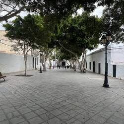 Langgezogener Stadtplatz in Haria