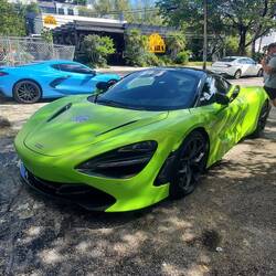 Une Mc Laren et une Corvette parmis es poubelles ! C est du street art😆