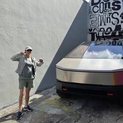 Ça y est je l ai en photo le cyber truck moche dans un endroit moche