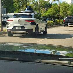 La voiture autonome ....pas beaucoup de passager....on en voit partout et personne dedans 🤔.