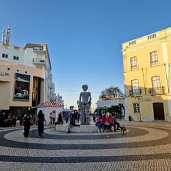 Ein Platz mit Statue in Lagos.