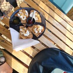 Toast Greek: toaschtets Brot, Geissechäs mit Chrütter, Boumnüss, Mandle gröschtet, Gonfi, Honig