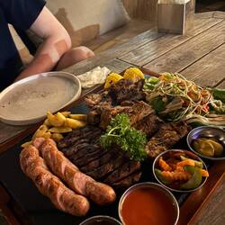 Gemischter Grillteller mit BRATENSOSSE