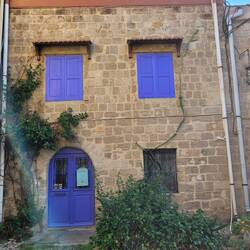 Renoviertes Wohnhaus, die meisten sind verfallen und unbewohnt