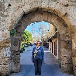 Blick auf Kerstin mit der touristischen Altstadt