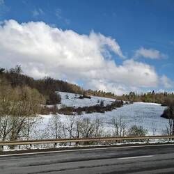 Schnee auf 600m im Departement Ain.